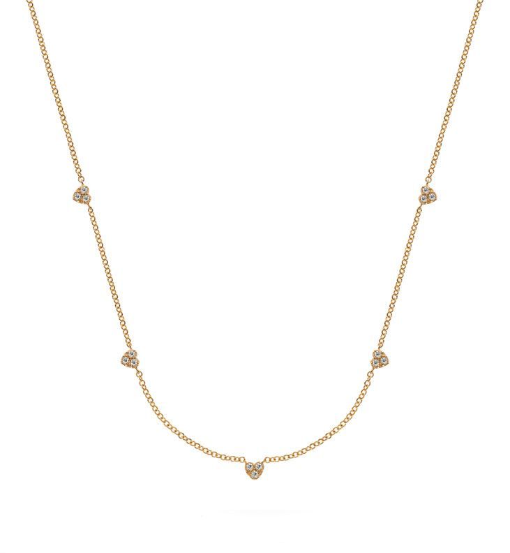 Collier délicat en or avec de petits pendentifs en forme de cœur sur fond blanc