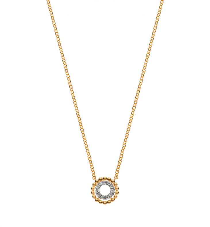 Collier en or avec un petit pendentif circulaire orné d'une pierre centrale transparente et d'un halo.