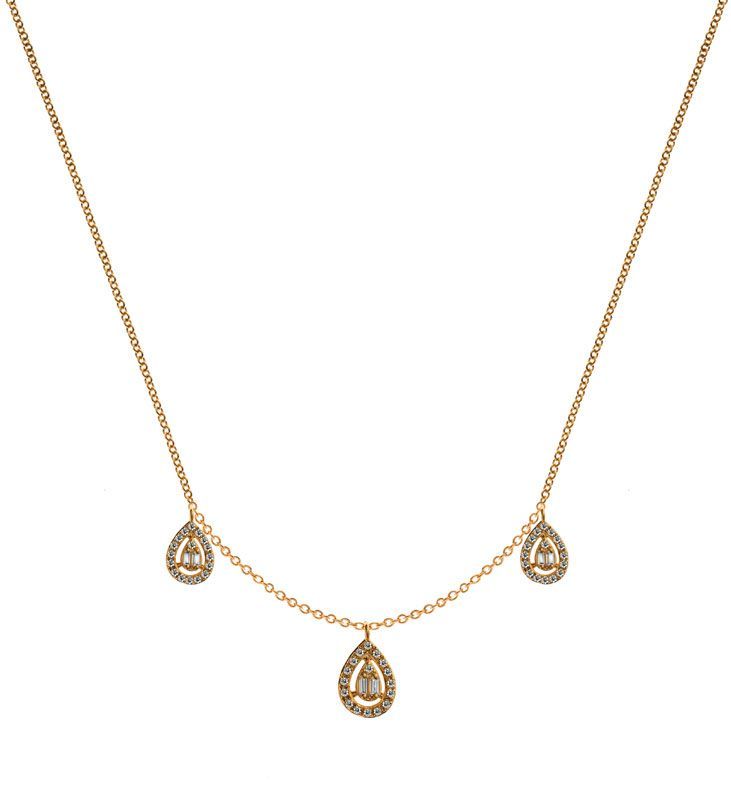 Collier en or avec trois pendentifs en forme de larme sur fond blanc