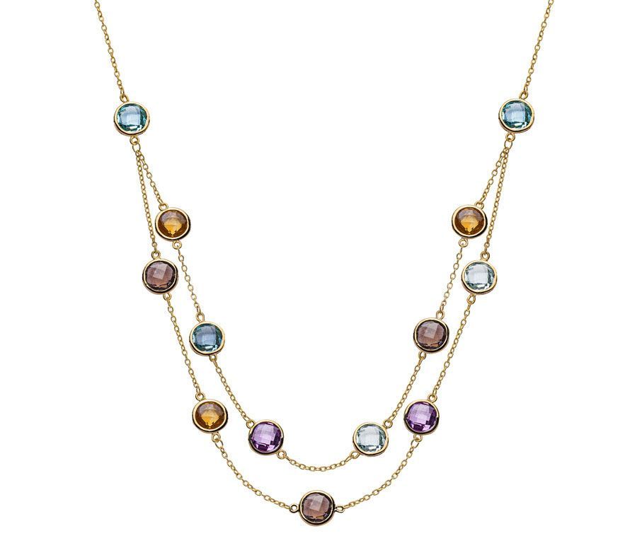 Deux colliers en or superposés avec des perles de pierres précieuses pastel sur fond blanc