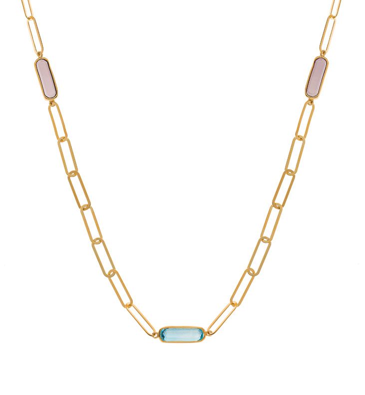 Collier en chaîne dorée avec deux maillons rose pâle et un pendentif central bleu sur fond blanc