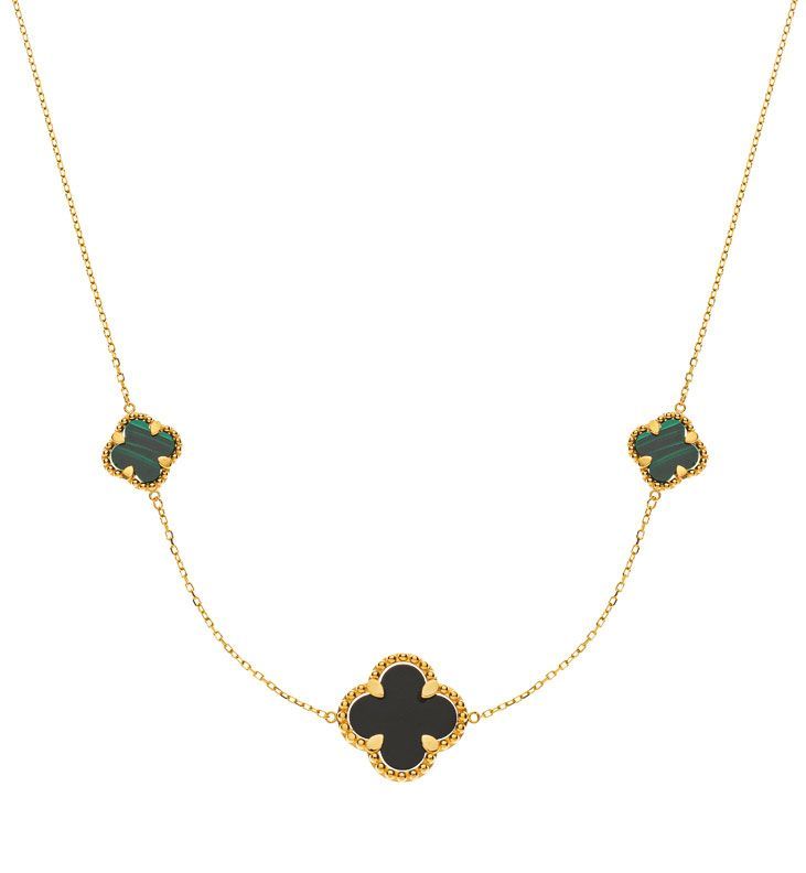 Collier en or avec trois breloques vertes en forme de trèfle sur fond blanc