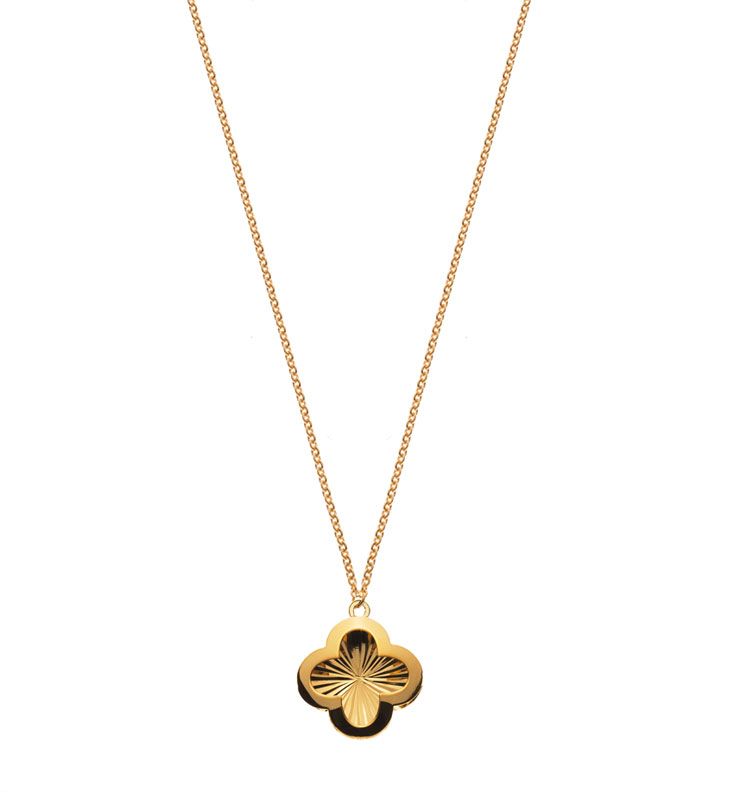 Collier en or avec un pendentif trèfle à quatre feuilles sur fond blanc