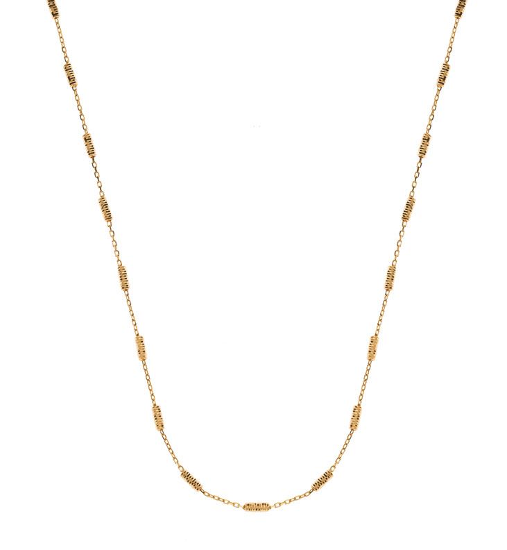 Collier de perles dorées sur fond blanc
