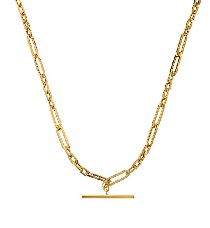 Collier en chaîne dorée avec pendentif barre horizontale sur fond blanc