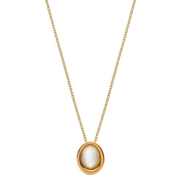 Collier pendentif en or avec une pierre blanche ovale sur fond blanc