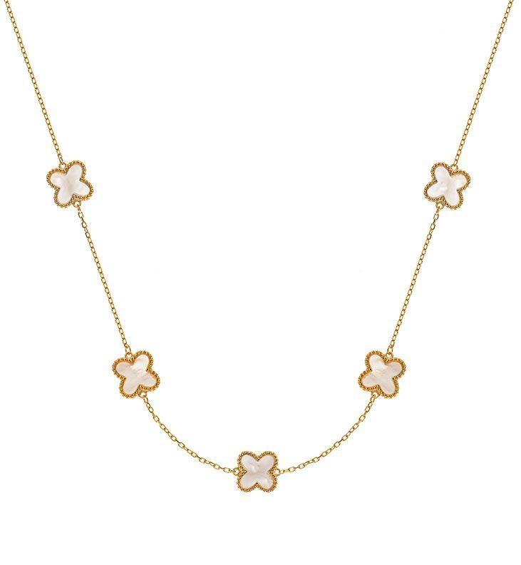 Collier en or avec cinq breloques blanches en forme de fleur sur fond blanc