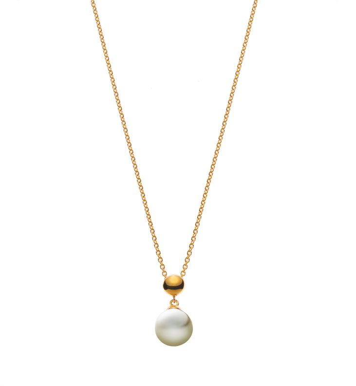 Collier en chaîne dorée avec un pendentif en perle unique et une petite perle dorée sur fond blanc