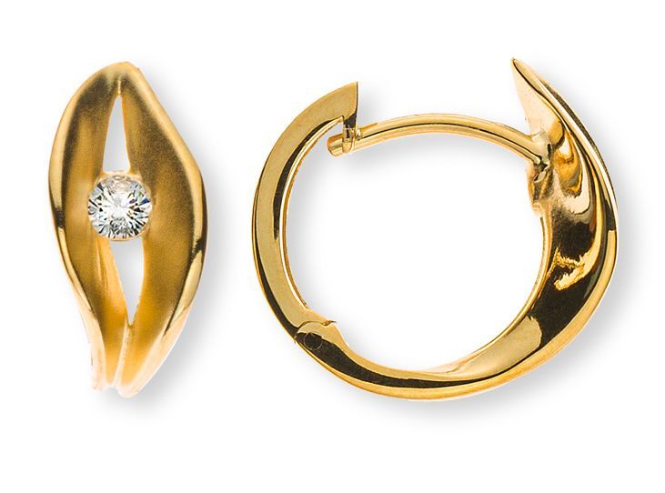 Boucles d'oreilles créoles en or ornées d'une pierre précieuse transparente.