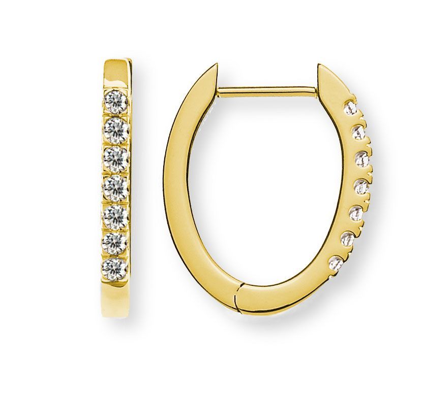 Boucles d'oreilles créoles en or ornées de pierres précieuses transparentes, l'une présentée de face et l'autre de profil sur fond blanc.