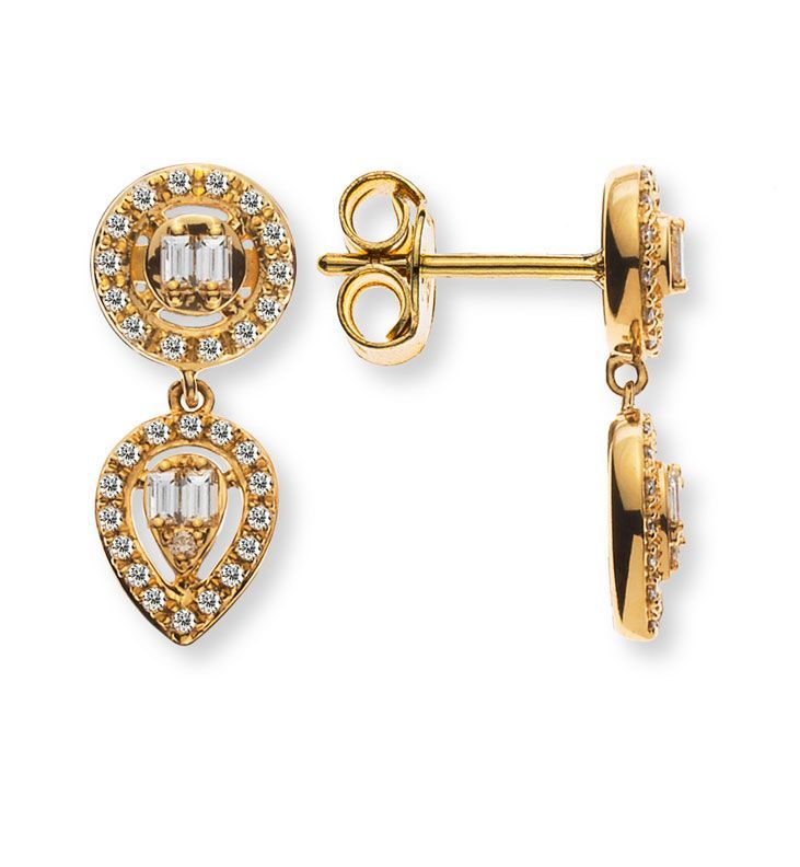 Boucles d'oreilles pendantes en or et diamants, avec clous ronds et pendentifs en forme de larme, sur fond blanc.