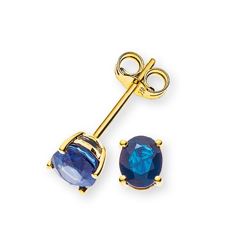 Boucles d'oreilles puces en or avec pierres précieuses bleues, une présentée de face et l'autre de profil