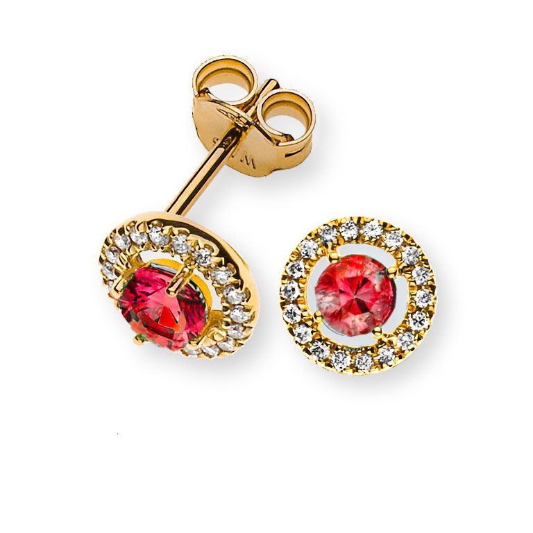 Boucles d'oreilles puces en or avec pierres précieuses rouges et cristaux transparents sur fond blanc