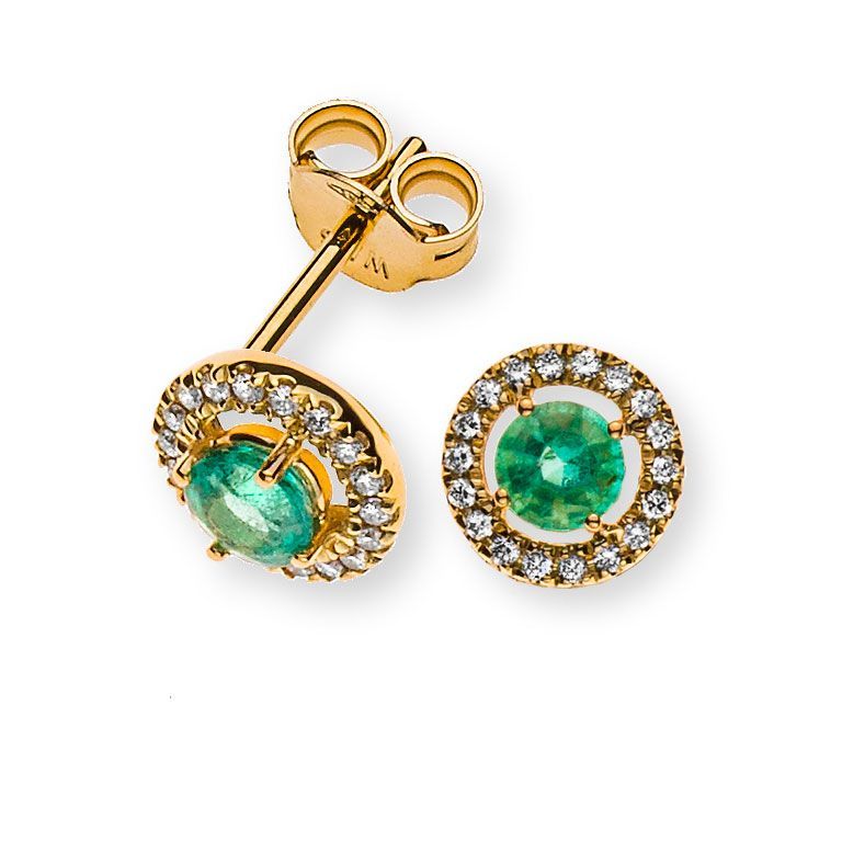 Boucles d'oreilles puces en or avec pierres précieuses vertes et halo de pierres transparentes sur fond blanc