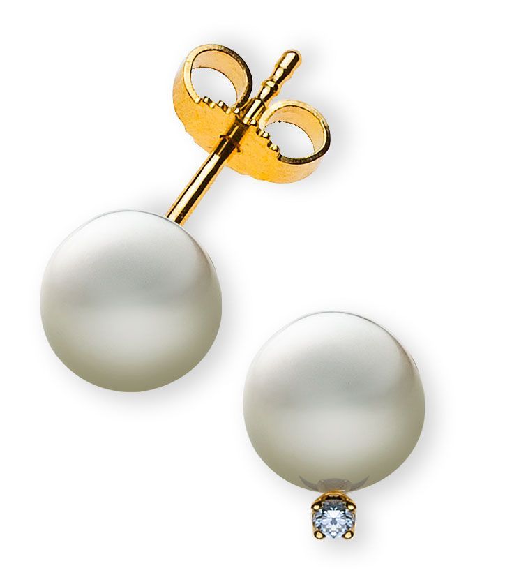 Boucles d'oreilles pendantes en perles avec clous en or et fermoirs papillon sur fond blanc