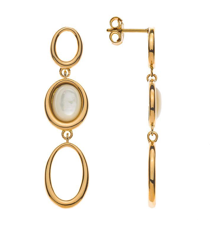 Boucles d'oreilles pendantes dorées avec un design ovale et une pierre centrale blanche sur fond blanc