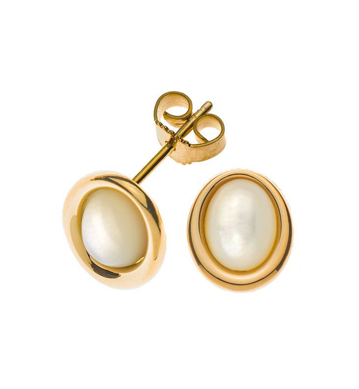 Paire de boucles d'oreilles puces en perles avec montures en or sur fond blanc
