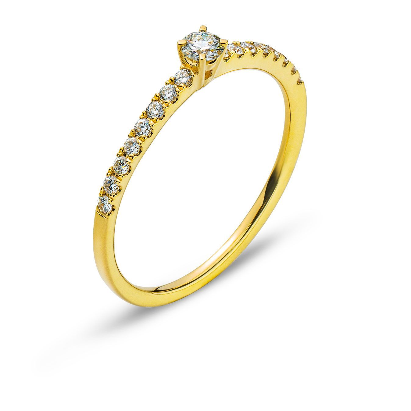 Bague en or ornée d'une rangée de diamants et d'une pierre centrale plus grosse sur fond blanc