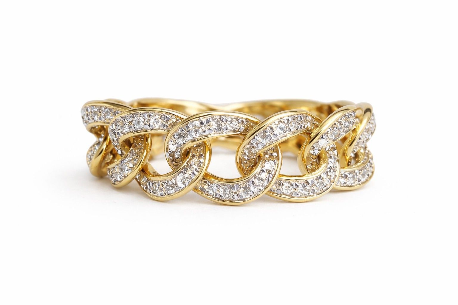 Bracelet à maillons en or et diamants sur fond blanc