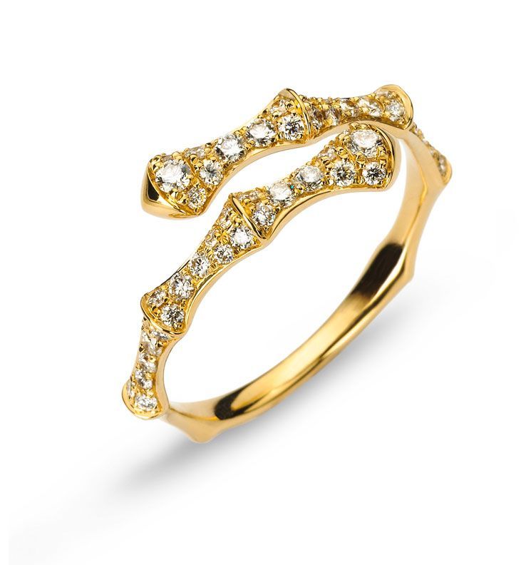 Bague en or en forme de serpent avec des pierres précieuses transparentes sur fond blanc