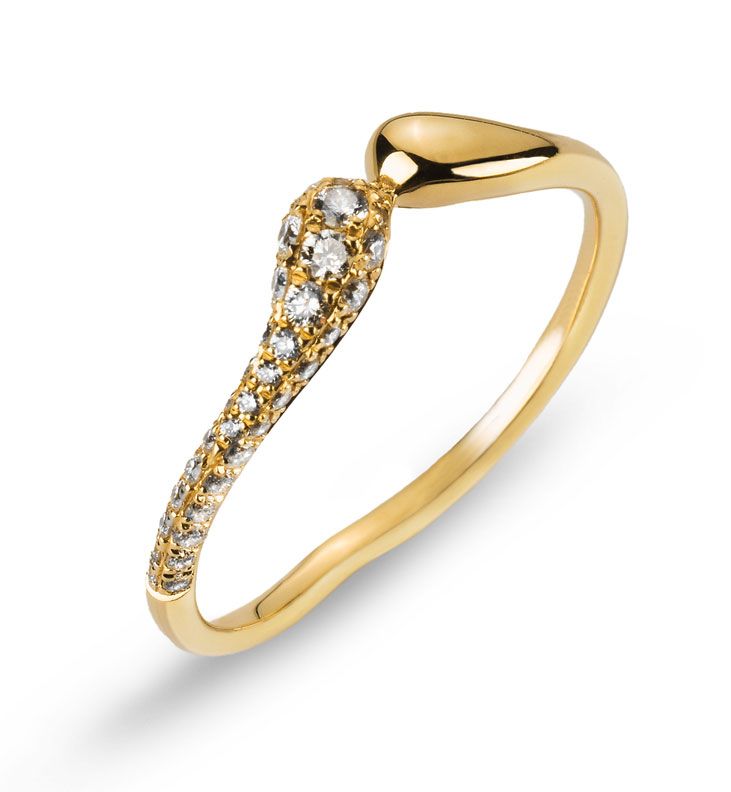 Bague en or ornée d'un diamant en forme de larme et d'une rangée de petits diamants sur l'anneau.