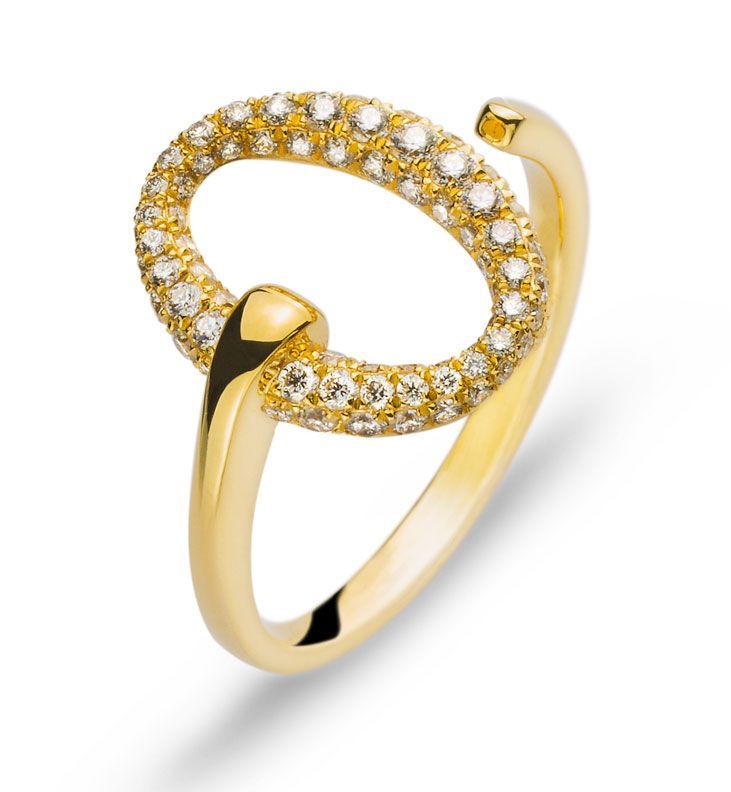 Bague en or ornée d'un motif ovale serti de diamants sur fond blanc