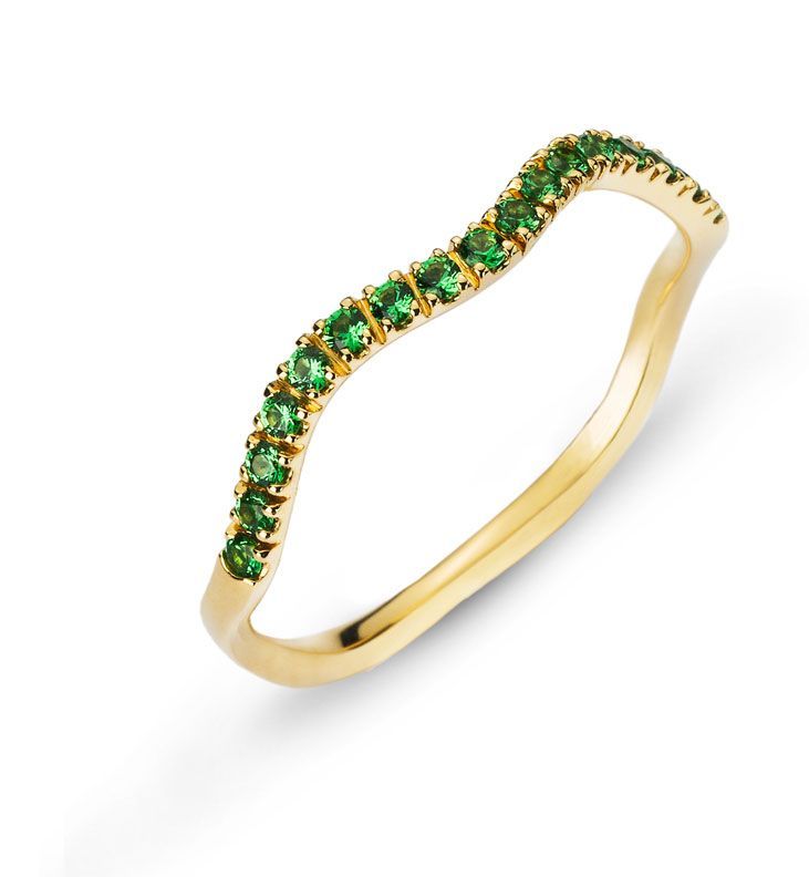 Bague en or avec une rangée de pierres précieuses vertes sur le dessus