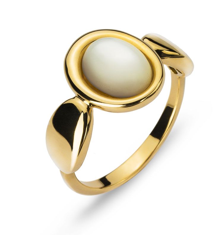 Bague en or avec pierre blanche ovale et détail en forme de larme sur fond blanc