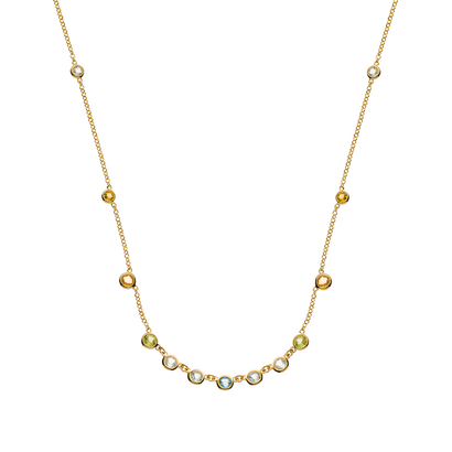 Collier de perles dorées avec une rangée incurvée de pierres blanches et vertes sur fond blanc