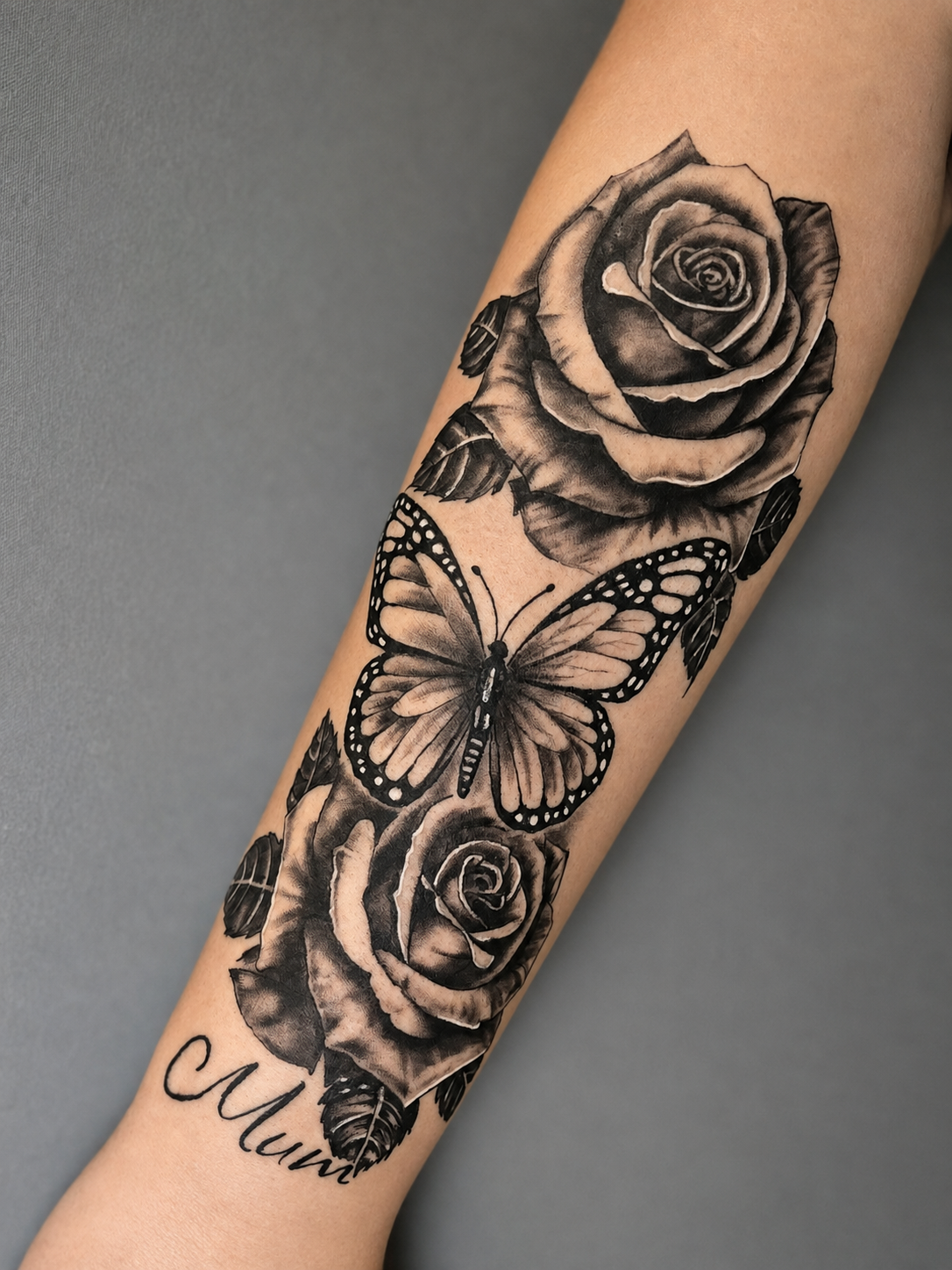Butterfly & rose tattoo.
Elegant black & grey composition combining a detailed butterfly with realistic roses and soft shading.
Tattoo by Arek at HD Ink Tattoos , Bathgate, West Lothian.