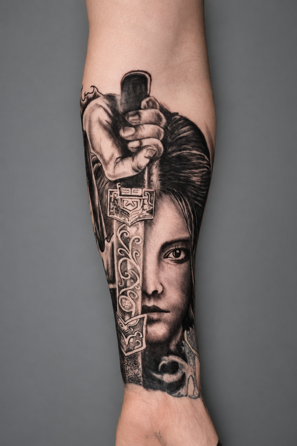 Japanese woman & katana tattoo.
Black & grey realism  featuring a detailed female portrait combined with an ornamental Japanese sword.
Tattoo by Arek at HD Ink Tattoos , Bathgate, West Lothian.