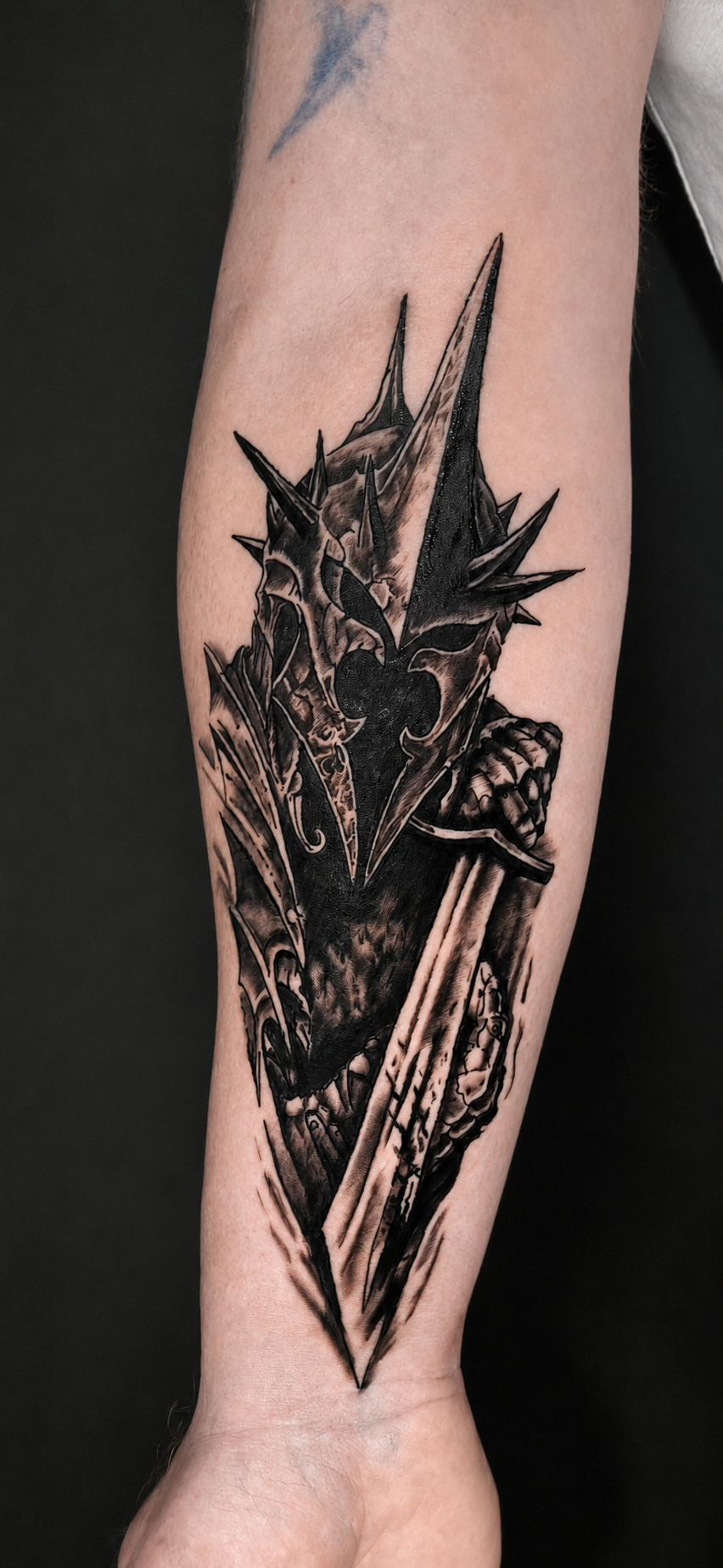 Dark fantasy warrior tattoo.
Bold black & grey piece with an armoured dark knight, dramatic shadows and strong contrast.
Tattoo by Arek at HD Ink Tattoos , Bathgate, West Lothian.