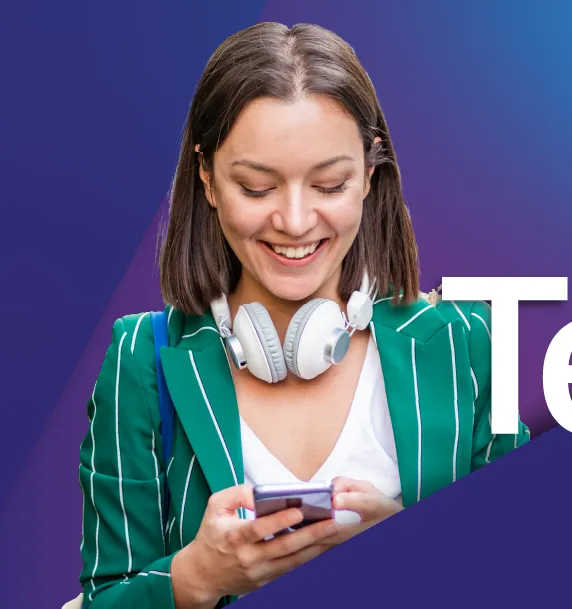 Donna sorridente con le cuffie che usa lo smartphone su uno sfondo viola