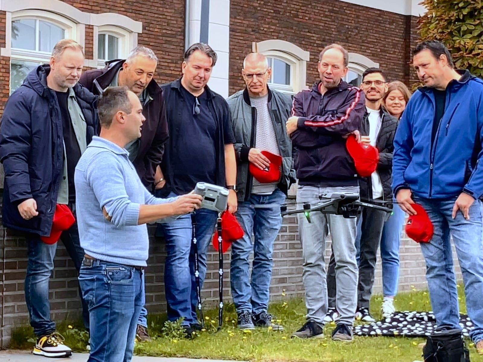 Origineel berdrijfsuitje en teambuilding met techniek bij Drone Verhuur Zwolle. Uniek bedrijfsuitje zwolle.