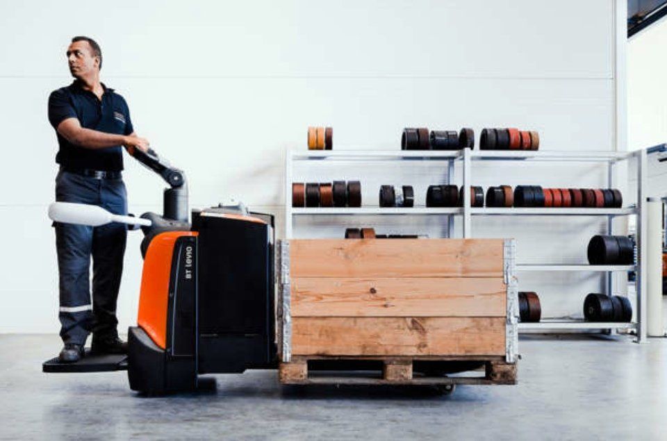 Transpallet elettrico con pedana operatore