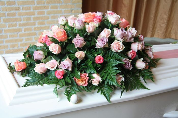 corona di fiori per bara