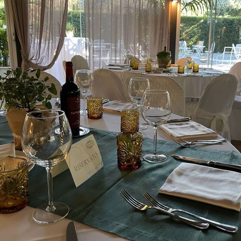 Una bottiglia di vino è appoggiata su un tavolo in un ristorante