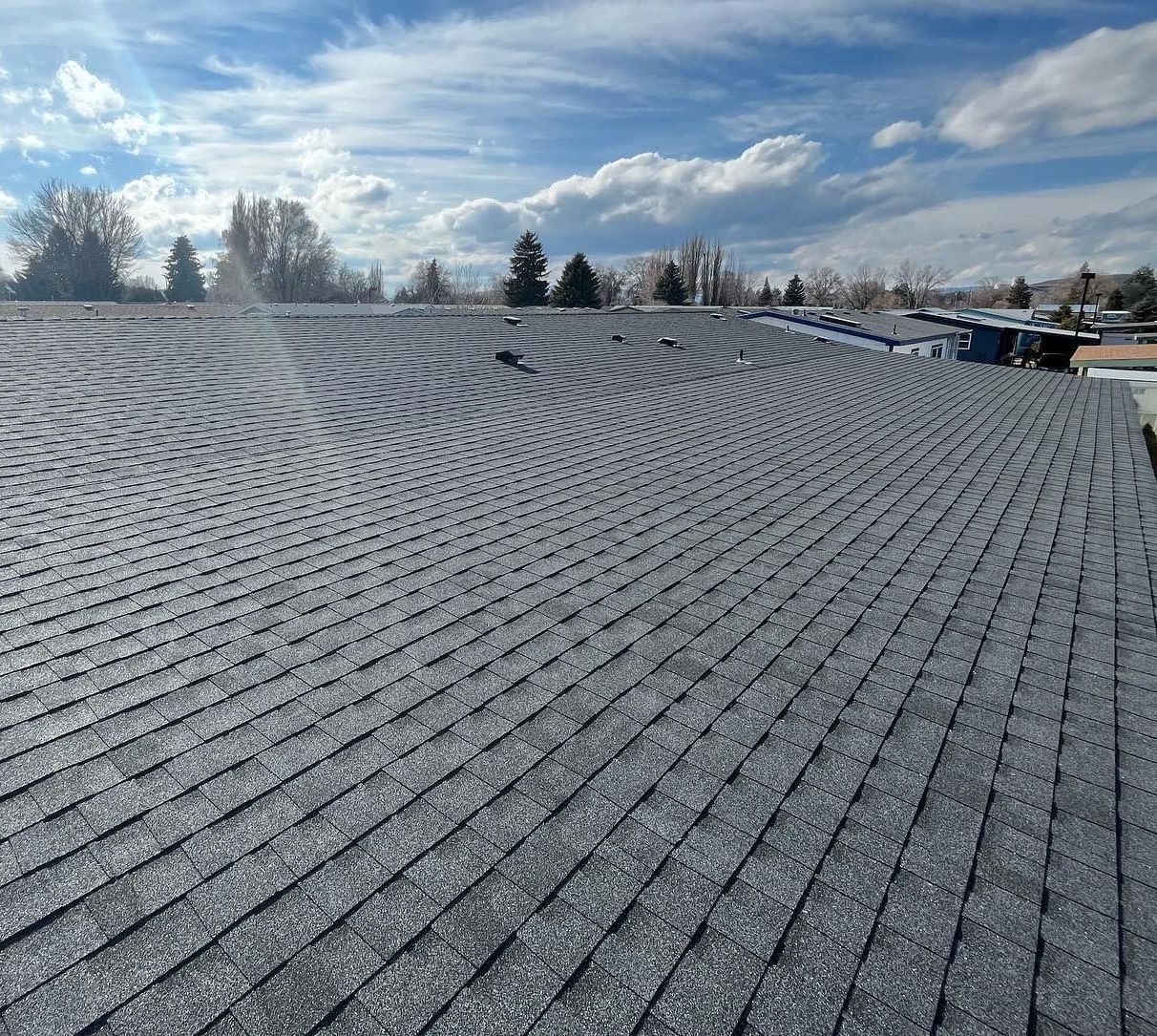 Asphalt shingle residential roofing contractor in Altamont, Oregon