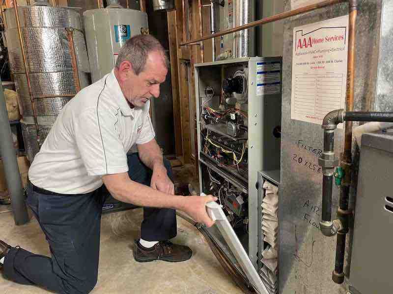 Professional HVAC technician performing annual maintenance tune-up on outdoor AC unit, checking refrigerant levels and cleaning components - ac purchase Professional HVAC technician performing annual maintenance tune-up on outdoor AC unit, checking refrigerant levels and cleaning components - ac purchase