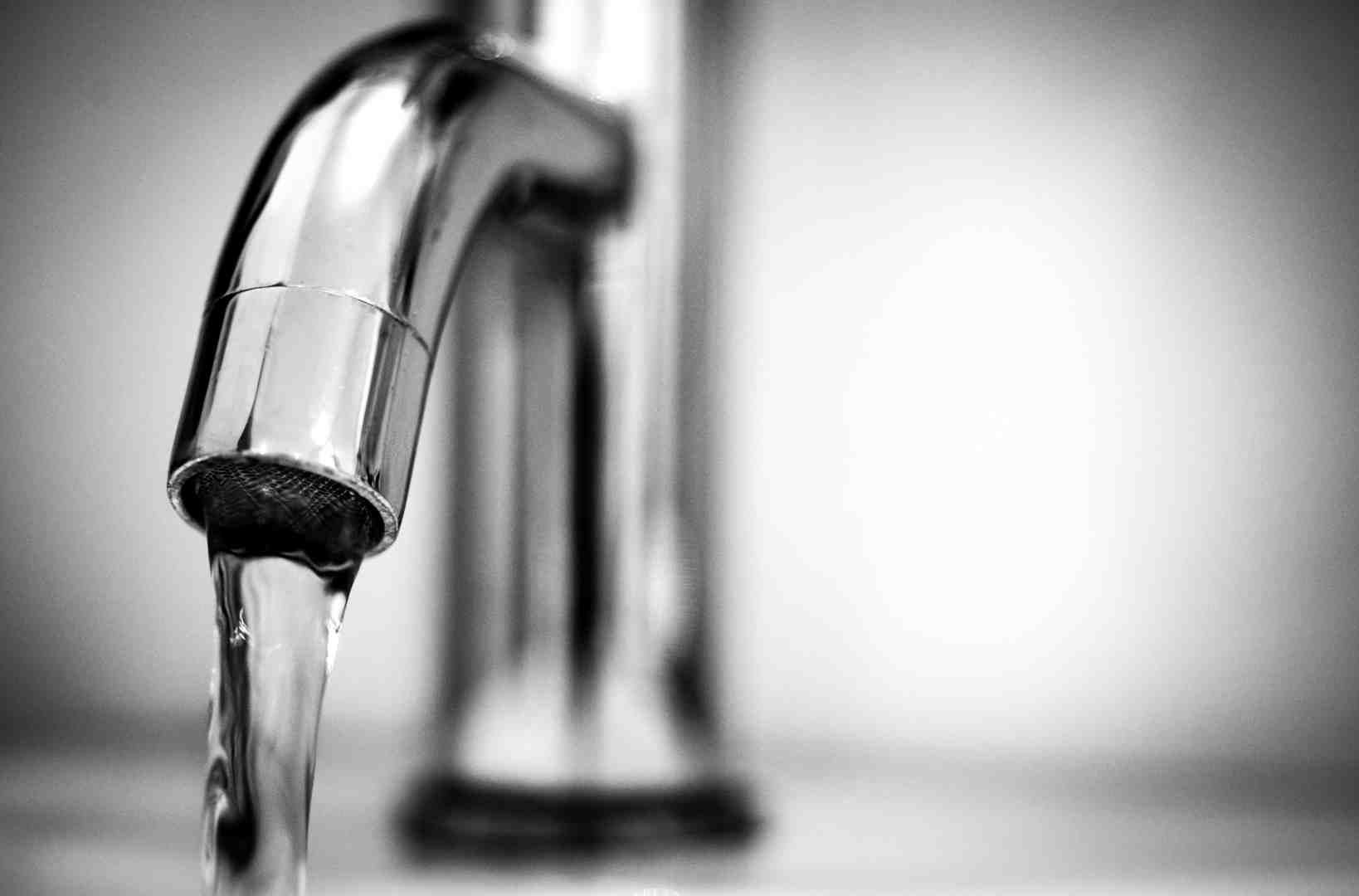 Slow draining sink