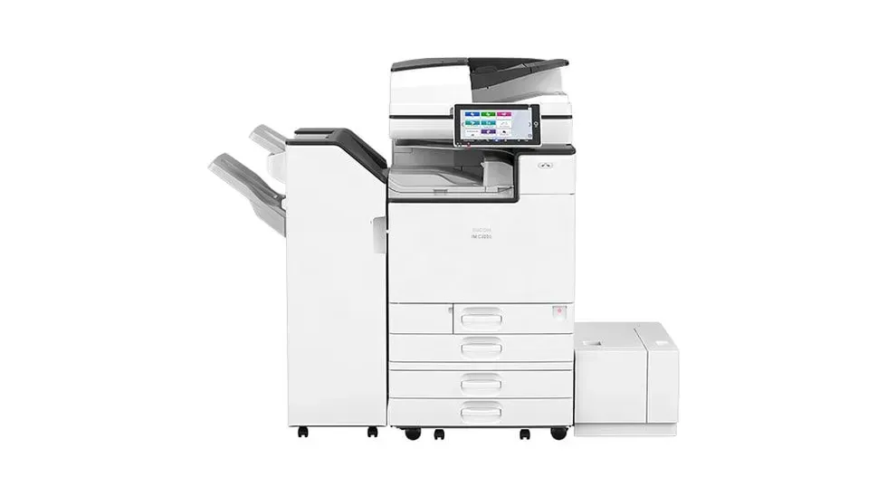 Stampante laser multifunzione professionale bianca per ufficio con interfaccia touchscreen, vassoi carta multipli e unità di finitura.