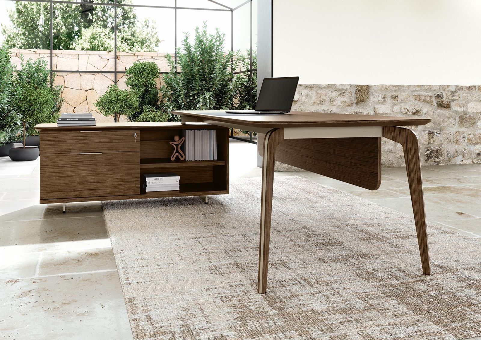 Una moderna scrivania a L in legno con ripiani integrati, posizionata su un tappeto dalla texture particolare, in un luminoso spazio di lavoro interno dal design minimalista.