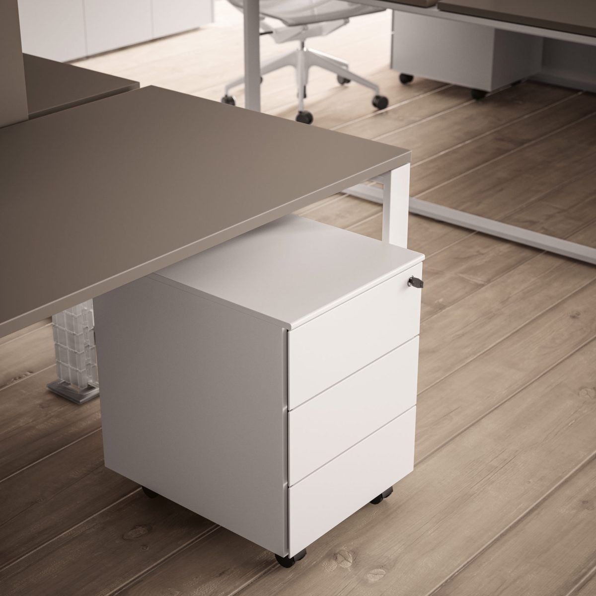 Un mobiletto schedario bianco a tre cassetti, riposto sotto una moderna scrivania da ufficio con piano marrone su un pavimento in legno.