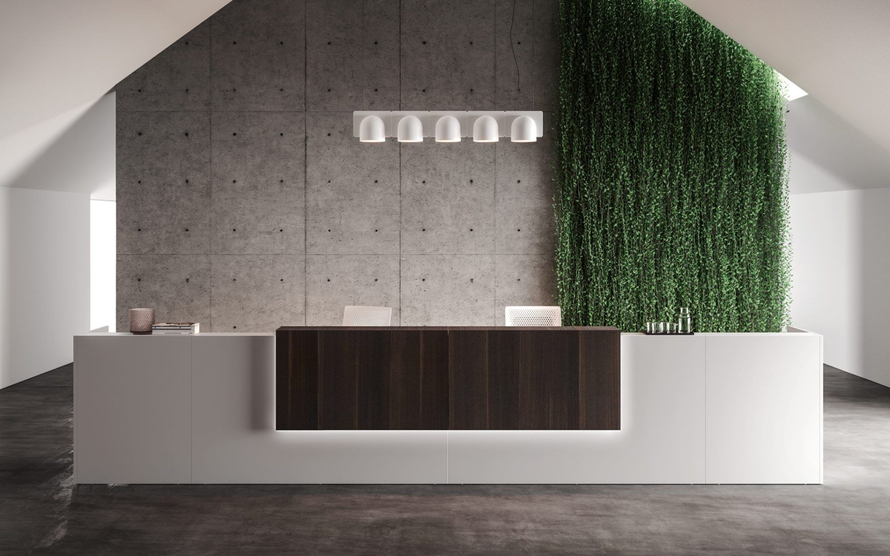 Un moderno bancone reception con struttura centrale in legno scuro e lati bianchi, addossato a una parete di cemento e a un giardino verticale.