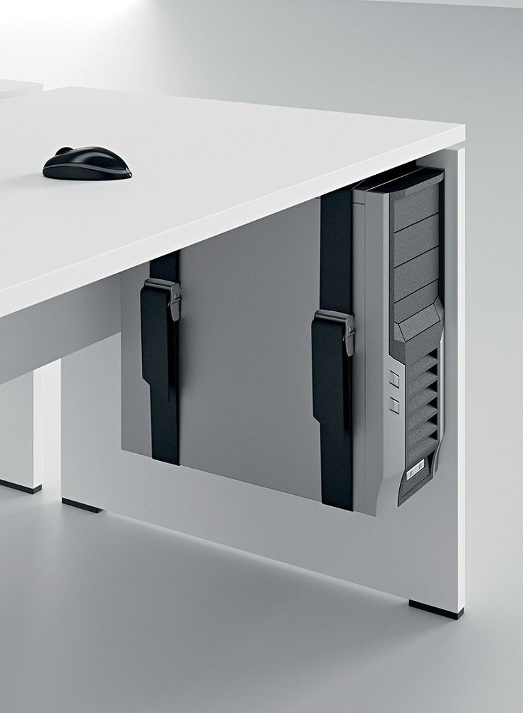 Un case per computer argentato è fissato alla parte inferiore di una scrivania bianca da ufficio tramite due cinghie di montaggio nere regolabili.