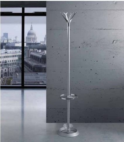 Un portaombrelli e appendiabiti moderno in metallo con ganci a forma di ramo, addossato a una parete accanto a una finestra con vista sulla città.