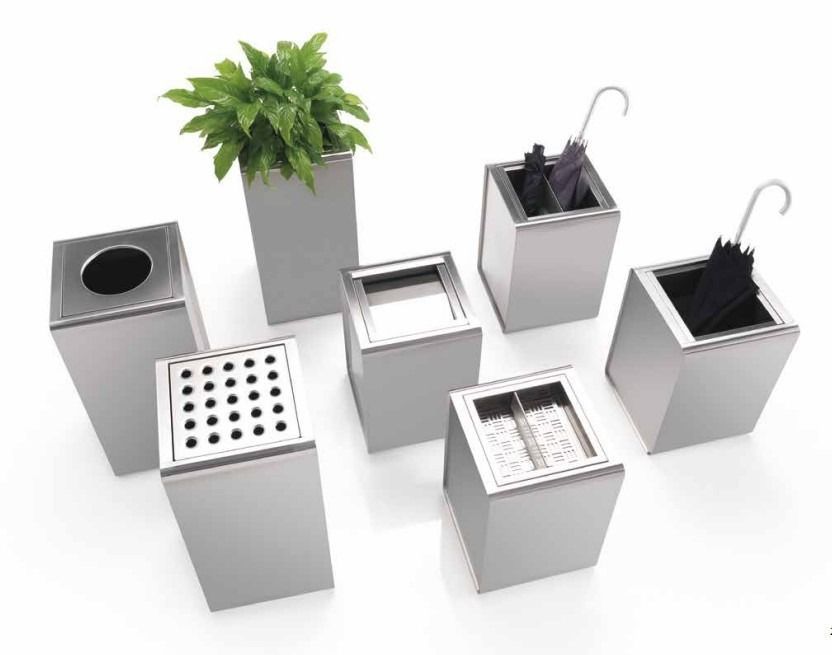 Un gruppo di contenitori modulari rettangolari color argento con diverse coperture per piante, ombrelloni o smaltimento rifiuti.