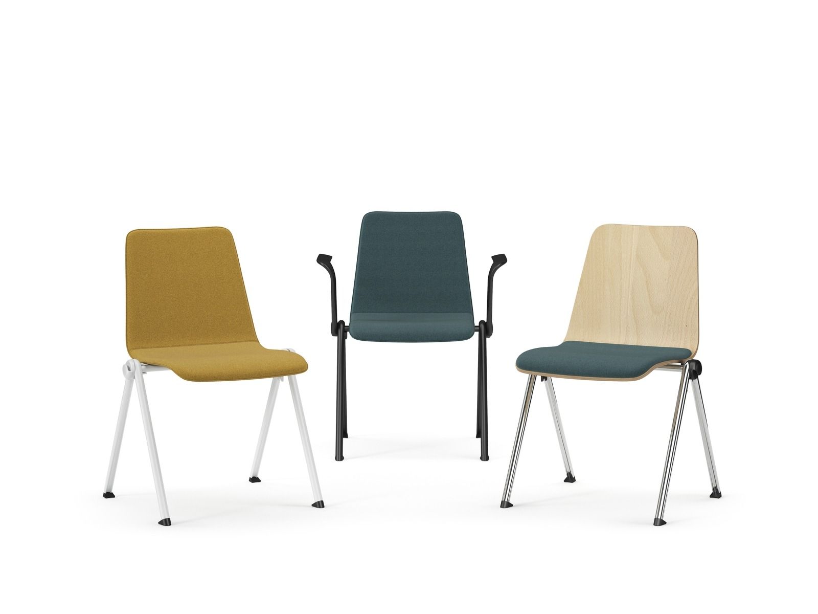 Tre sedie moderne in fila: una in tessuto color senape, una in tessuto blu con braccioli e una con schienale in legno e seduta blu.