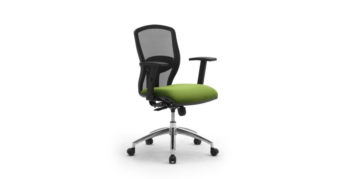 Una sedia da ufficio con schienale in rete nera, sedile imbottito verde lime, braccioli neri e base a cinque razze in metallo.