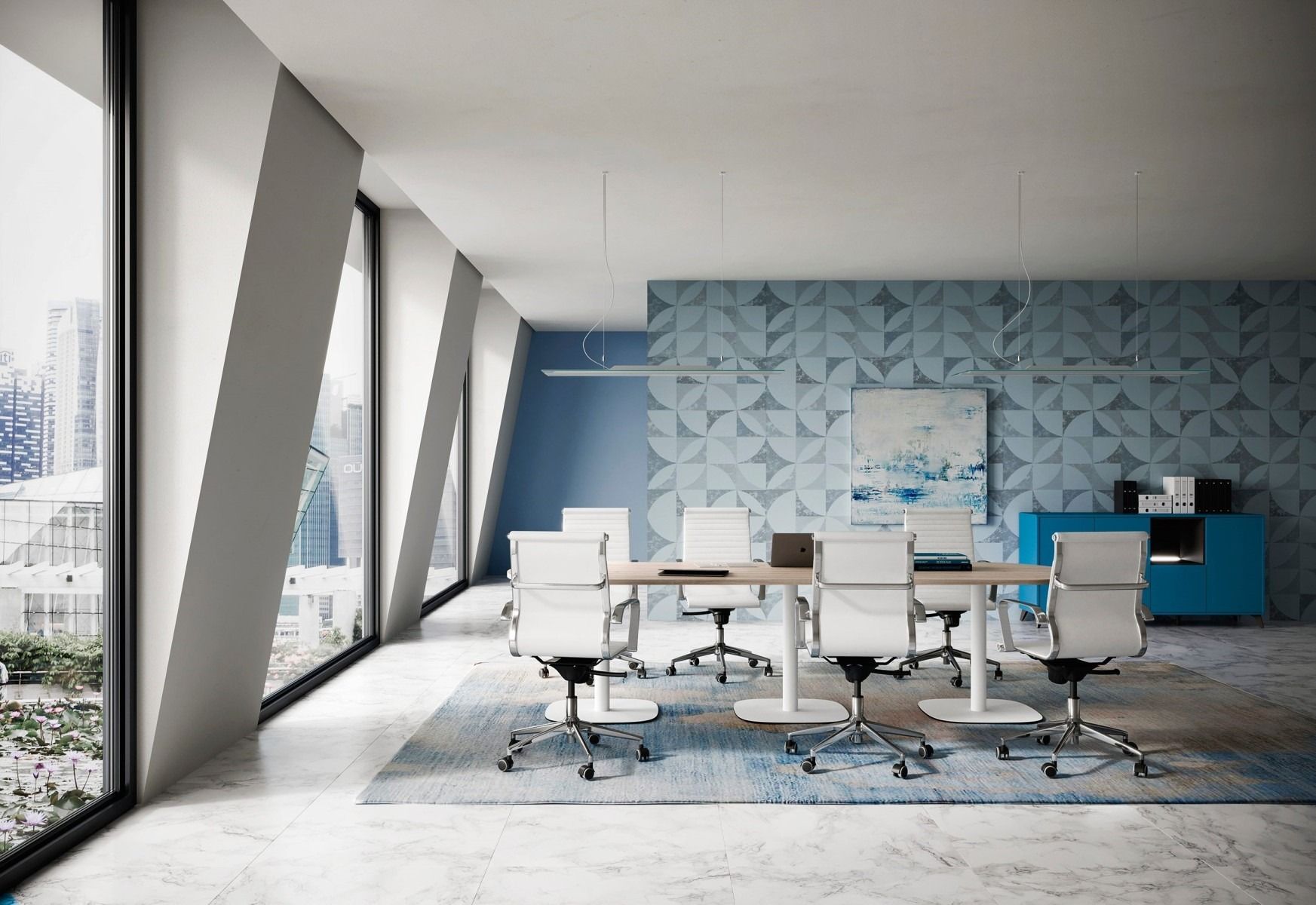 Una moderna sala riunioni con tavolo in legno, sedie da ufficio bianche e carta da parati geometrica blu in un ufficio luminoso e angolare.